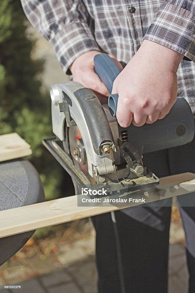 Homme travaillant avec puzzle électrique - Photo de Activité libre de droits