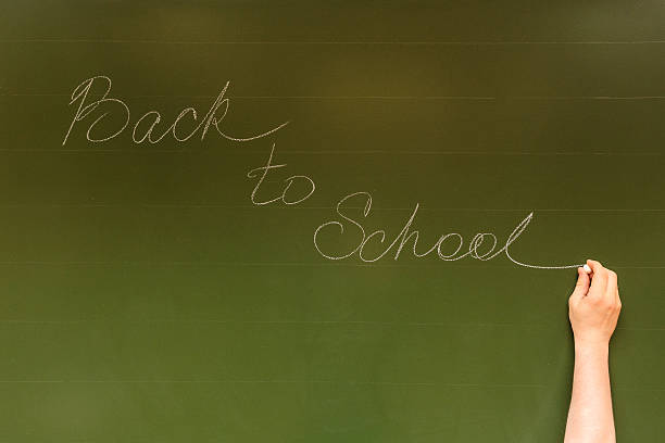 손 쓰기 back to school). - reading and writing single word blackboard chalk 뉴스 사진 이미지