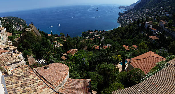 panoramiczny widok na roquebrune-cap-martin, azur coast, francja - aerial view cityscape menton beach zdjęcia i obrazy z banku zdjęć