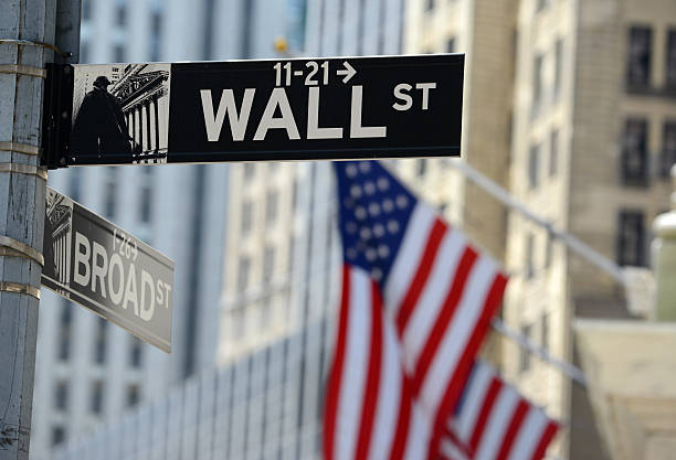 segno di wall street, centro di manhattan, new york city - wall street finance stock market power foto e immagini stock