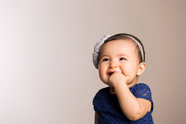 encantadores niña bebé - baby cute laughing human face fotografías e imágenes de stock