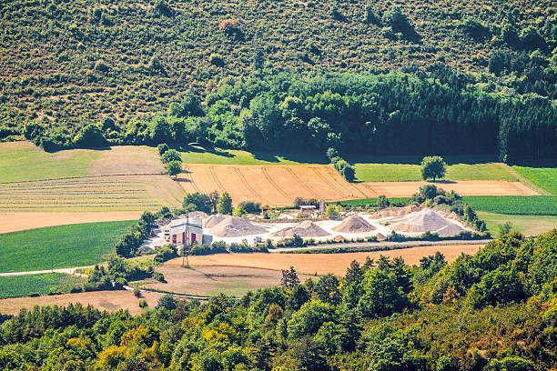 pequeña quarry industria vista aérea en medio de la naturaleza - sorter fotografías e imágenes de stock