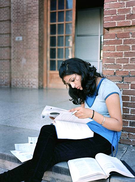 indienne ethnique étudiants étudiant à l'université - indian girls audio photos et images de collection