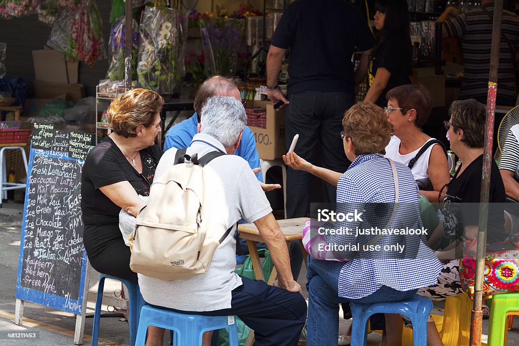 Senior touristes sur le marché du week-end de Chatuchak - Photo de Activités de week-end libre de droits