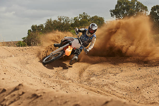 la piste est l’endroit où il s’épanouit - motocross photos et images de collection