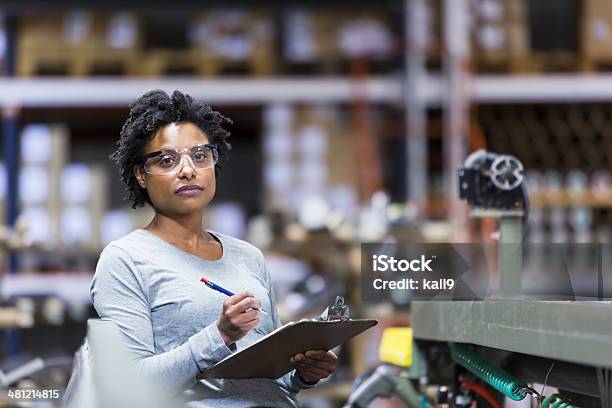Frau Bei Der Arbeit In Fabrik Stockfoto und mehr Bilder von Ernst - Ernst, Geschäftsinhaber, Afro-amerikanischer Herkunft