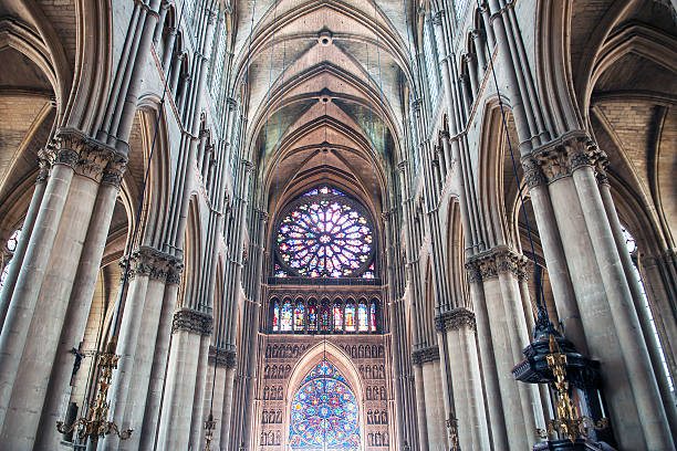interior de la catedral de reims - catedral de reims fotografías e imágenes de stock