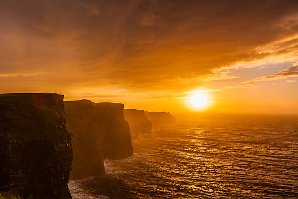 acantilados de moher en el atardecer de colorado.  clare, irlanda - cliffs of moher republic of ireland panoramic cliff fotografías e imágenes de stock