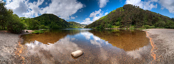 upper lake em glendalough - upper view - fotografias e filmes do acervo