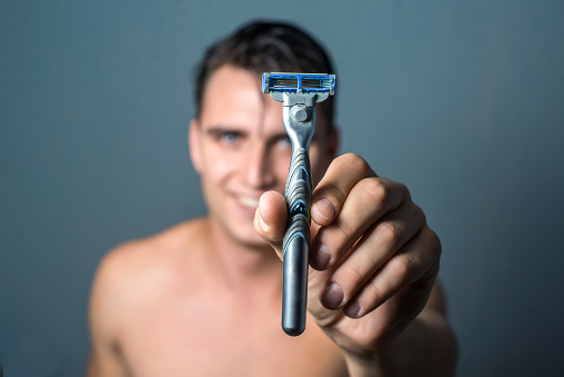 man hand holding an shaver.