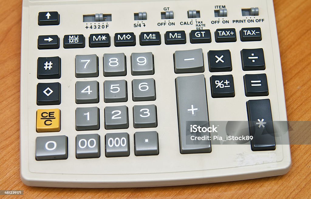 Kalkulator na drewno tekstura tło - Zbiór zdjęć royalty-free (Alfabet)