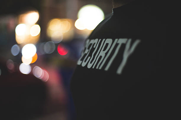 guardia de seguridad en la puerta - guardaespaldas fotografías e imágenes de stock