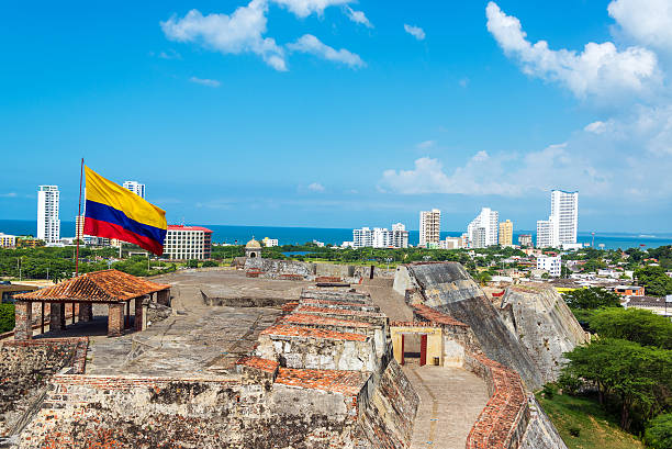 castillo de san felipe y a la ciudad - castillo de san felipe de barajas fotografías e imágenes de stock