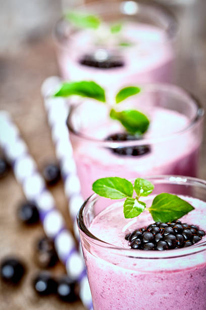 blackberry frullato alla - blueberry smoothie milk shake drink foto e immagini stock
