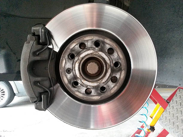 disco freios - part of vehicle brake disc brake pad isolated - fotografias e filmes do acervo