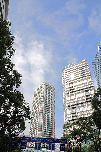 high-rise condomínio em yokohama minatomirai 21 - mm21 - fotografias e filmes do acervo