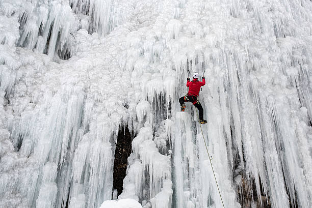 escalade sur glace - icefall photos et images de collection
