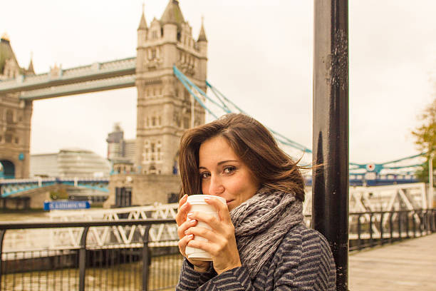 mulher bonita aquece beber uma xícara de café - pitchuk2013 - fotografias e filmes do acervo