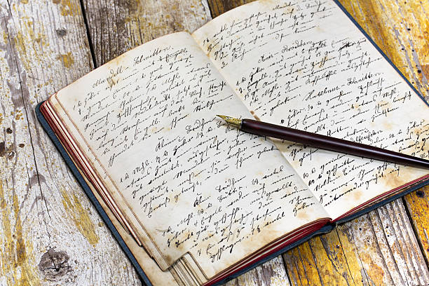 Vecchio libro di cucina con penna su tavolo - foto stock