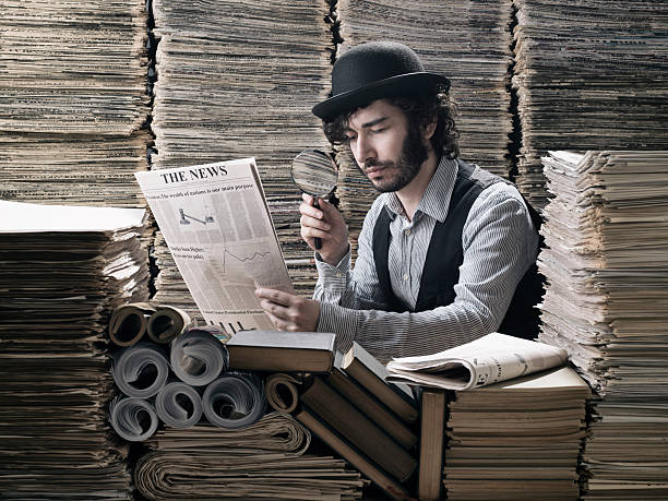 jeune homme en costume à l'ancienne faire des recherches parmi les journaux - reading newspaper men magazine photos et images de collection