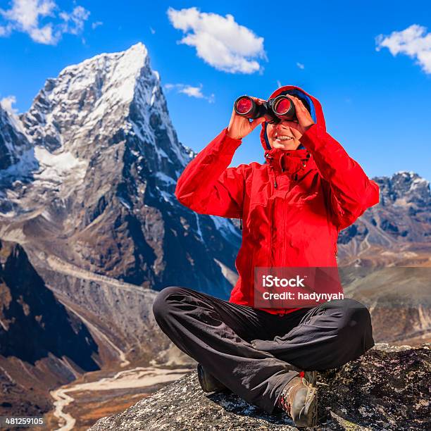 Mulher Com Binóculos No Parque Nacional Do Monte Everest Nepal - Fotografias de stock e mais imagens de 20-24 Anos