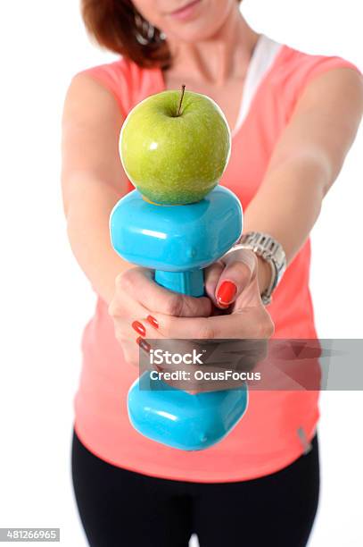 Mujer Agarrando Gimnasio Peso Y Manzana En Saludable Concepto De Nutrición Foto de stock y más banco de imágenes de Adulto