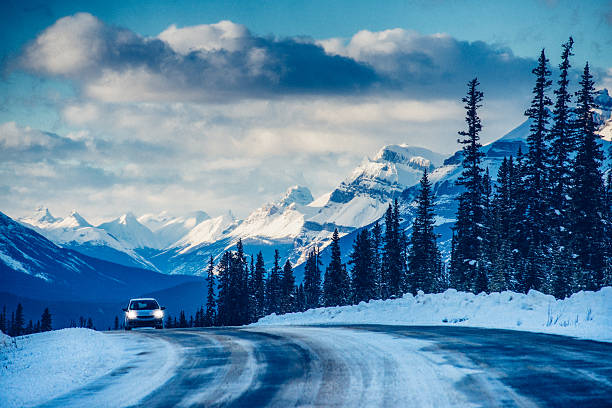 roadtrip on icefields parkway in banff national park canada - vinter väg bil bildbanksfoton och bilder