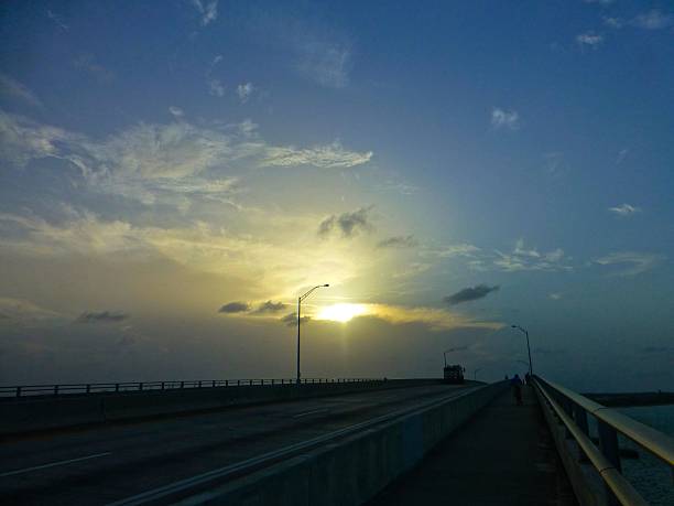 blauem himmel bei sonnenaufgang - rickenbacker causeway stock-fotos und bilder