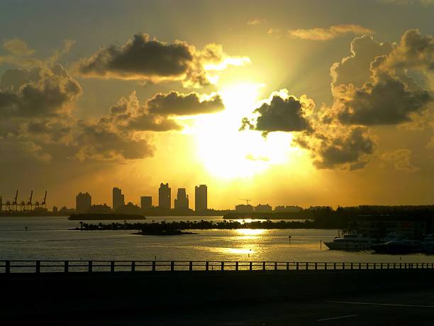 geisterhaft blick auf die bucht - rickenbacker causeway stock-fotos und bilder