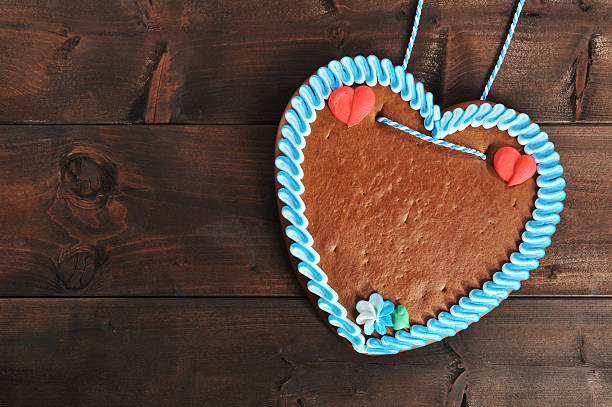 unlabeled gingerbread coração da baviera - bolo de gengibre - fotografias e filmes do acervo