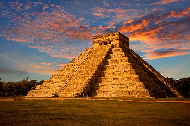 el castillo (tempio di kukulkán) di chichén itzá al tramonto, messico - mayan temple old ruin ancient foto e immagini stock