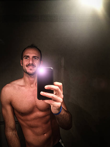 retrato de homem músculo em forma selfie - human muscle flash - fotografias e filmes do acervo