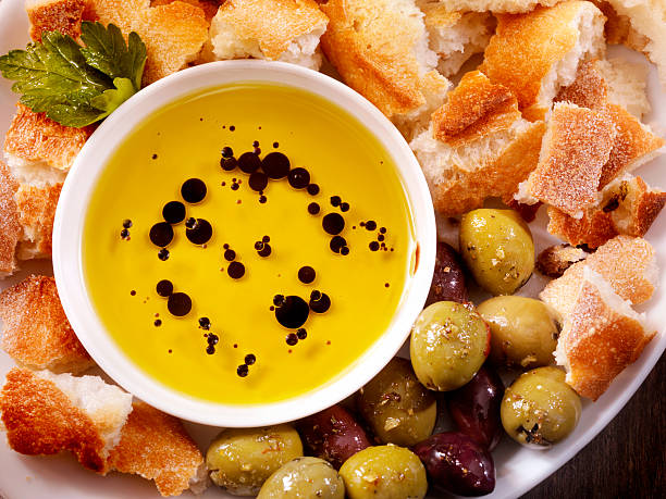 olio di oliva e aceto balsamico con crusty pane francese - vinegar salad dressing balsamic vinegar olive oil foto e immagini stock