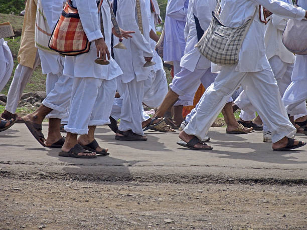 wayfarers durante sant dnyaneshwar palakhi, - wayfarers - fotografias e filmes do acervo