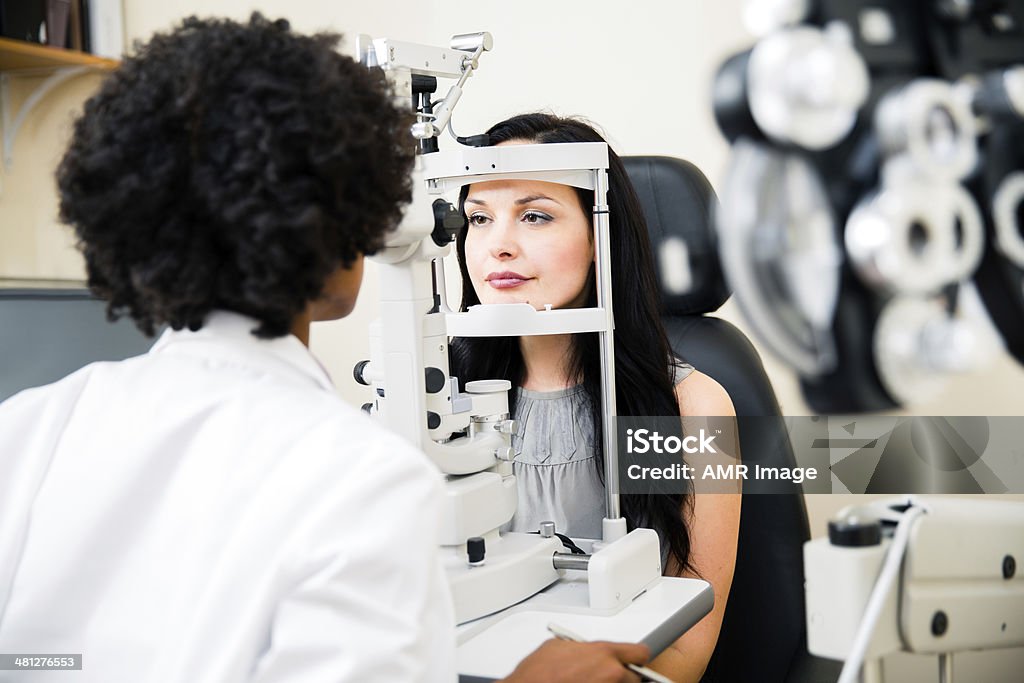 Augenuntersuchungen durch Augenoptiker - Lizenzfrei Augenuntersuchungen Stock-Foto