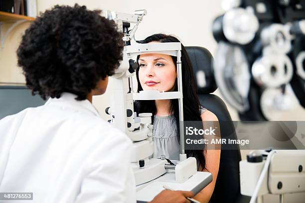 Augenuntersuchungen Durch Augenoptiker Stockfoto und mehr Bilder von Augenuntersuchungen - Augenuntersuchungen, Afrikanischer Abstammung, Afro-amerikanischer Herkunft