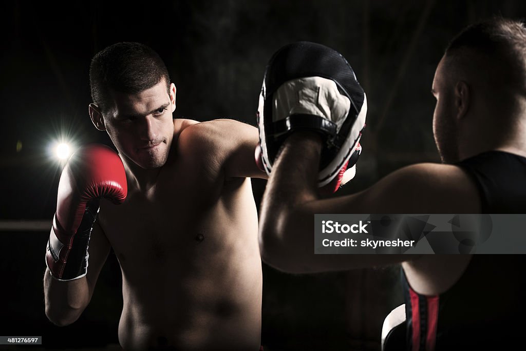 Boxer esercizio con un istruttore. - Foto stock royalty-free di A petto nudo