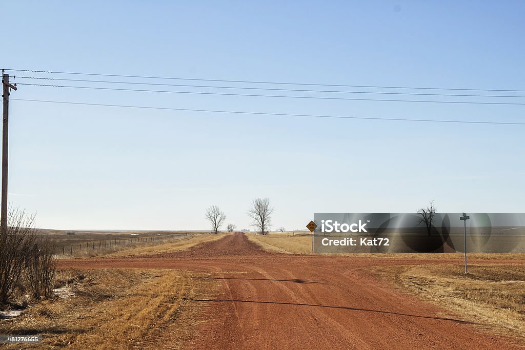 Rosso Terra incrocio in zone rurali del Nord Dakota - Foto stock royalty-free di Composizione orizzontale