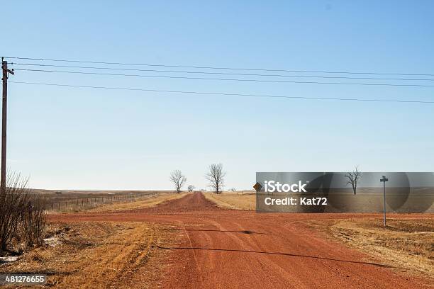 Rosso Terra Incrocio In Zone Rurali Del Nord Dakota - Fotografie stock e altre immagini di Composizione orizzontale