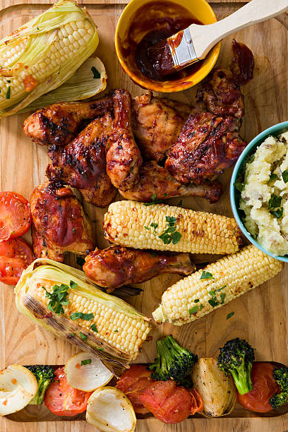asado a la parrilla, pollo y la cena - grilled chicken chicken corn salsa fotografías e imágenes de stock
