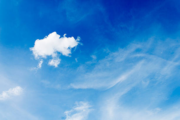 nuages blancs sur le ciel bleu - cumuliform photos et images de collection