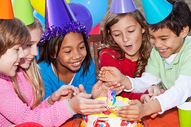 en fiesta de cumpleaños para niños - birthday cake five people party fotografías e imágenes de stock