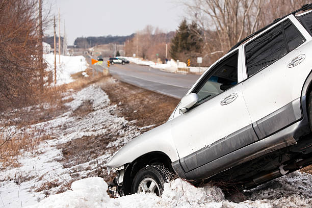 冬の事故の suv 車オフロードのスライド式窓に向けて - blizzard ice damaged snow ストックフォトと画像