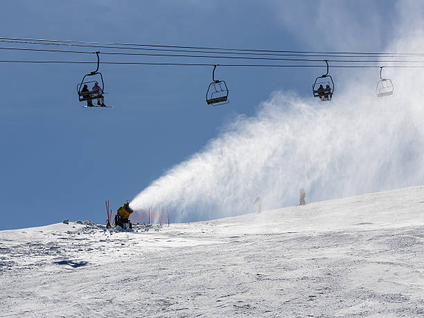 제설기 뿌림 인공눈 - mountain winter season machine snow making machine 뉴스 사진 이미지