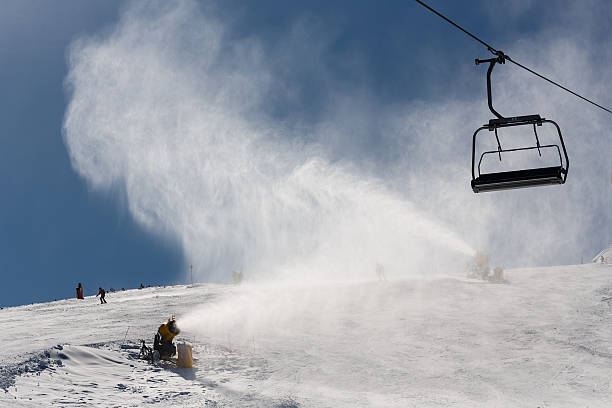 snowmaking pulverización nieve - mountain winter season machine snow making machine fotografías e imágenes de stock