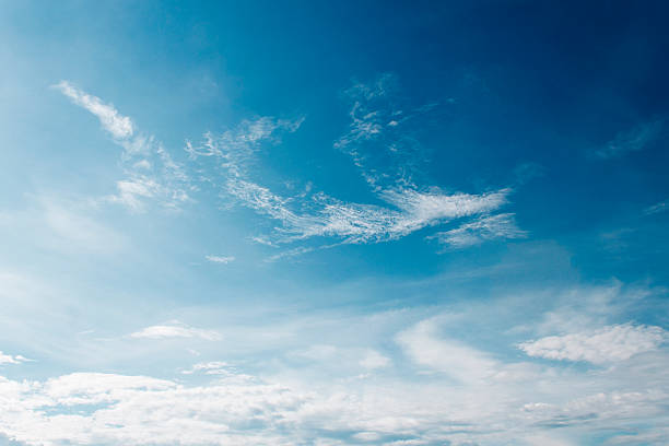 nuages blancs sur le ciel bleu - cumuliform photos et images de collection