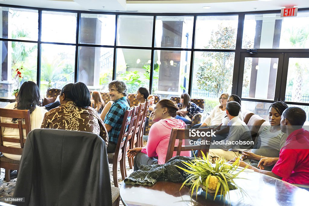 Vielfältige Gruppe in einem Meetingraum - Lizenzfrei Fotografie Stock-Foto