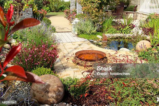 Gardendesign Stockfoto und mehr Bilder von Vogelbad - Vogelbad, Adirondack-Stuhl, Blatt - Pflanzenbestandteile