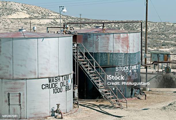 Foto de Tanques De Armazenamento De Óleo De Contenção Tubulações Na Califórnia e mais fotos de stock de Escadaria