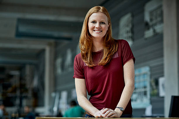 portrait of young female architect - casual shirt photos et images de collection